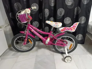 Bicicleta infantil rosa con ruedines