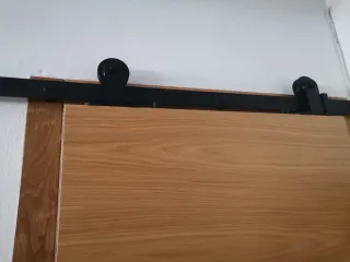 Puerta corredera de madera de roble