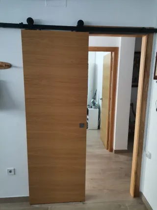 Puerta corredera de madera de roble