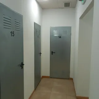 Venta local con 16 trasteros. Todos ocupados.