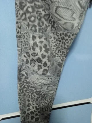 Pantalón estampado leopardo y serpiente