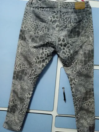 Pantalón estampado leopardo y serpiente