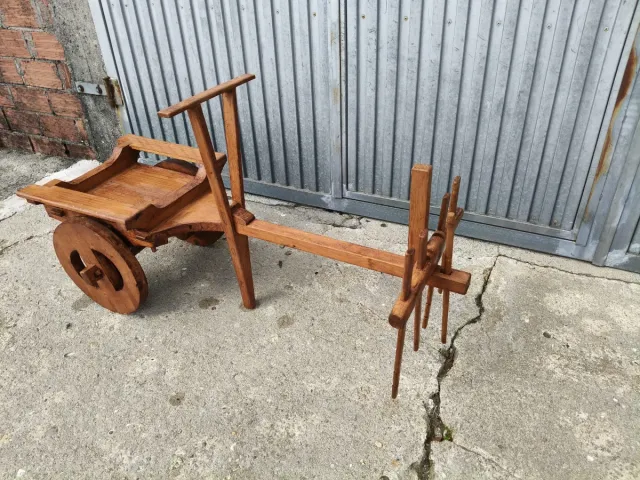 Carro de madera decorativo