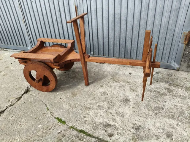 Carro de madera decorativo