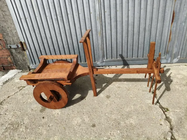 Carro de madera decorativo