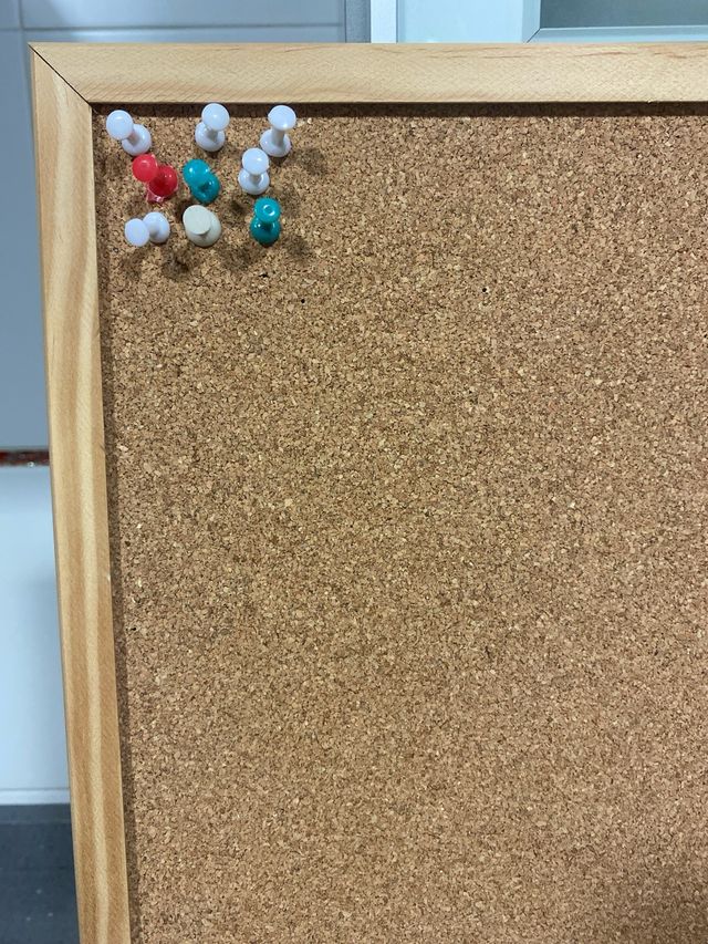 Tablón de corcho con marco de madera 58x39 cm