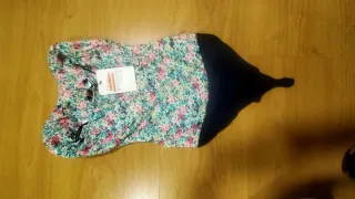 Body sin tirantes con un diseño floral