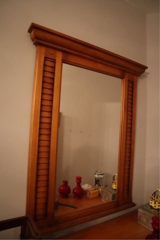 Mueble tocador de madera con espejo