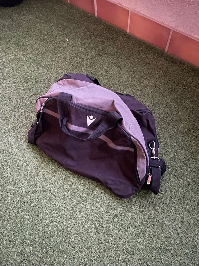 Bolsa de deporte Macron negra y gris