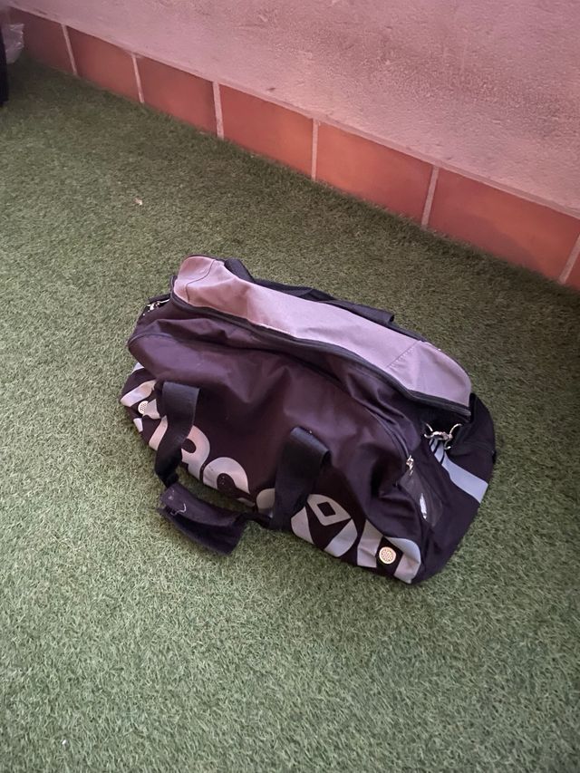 Bolsa de deporte Macron negra y gris