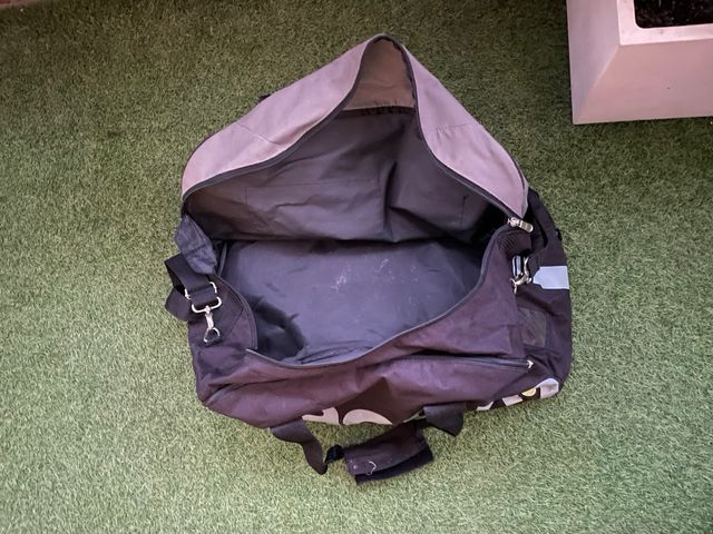 Bolsa de deporte Macron negra y gris