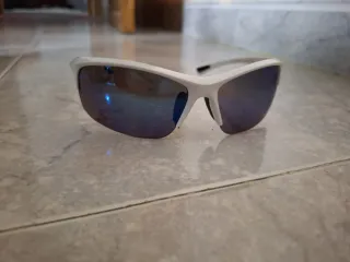 Gafas de sol deportivas blancas y azules