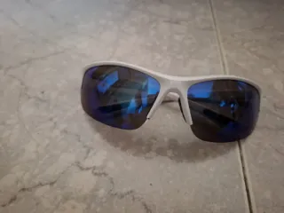 Gafas de sol deportivas blancas y azules