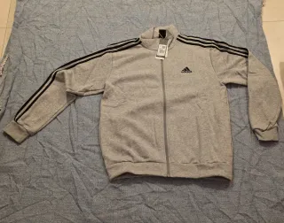 Conjunto deportivo Adidas gris y negro