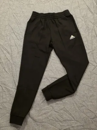 Conjunto deportivo Adidas gris y negro