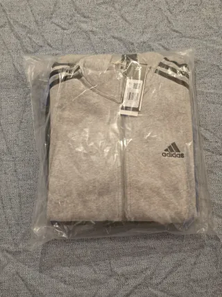 Conjunto deportivo Adidas gris y negro
