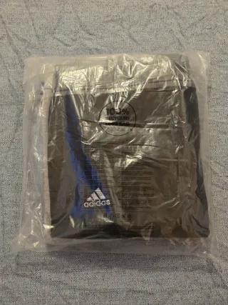 Conjunto deportivo Adidas gris y negro