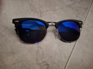 Gafas de sol negras y azules