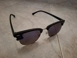 Gafas de sol negras y azules