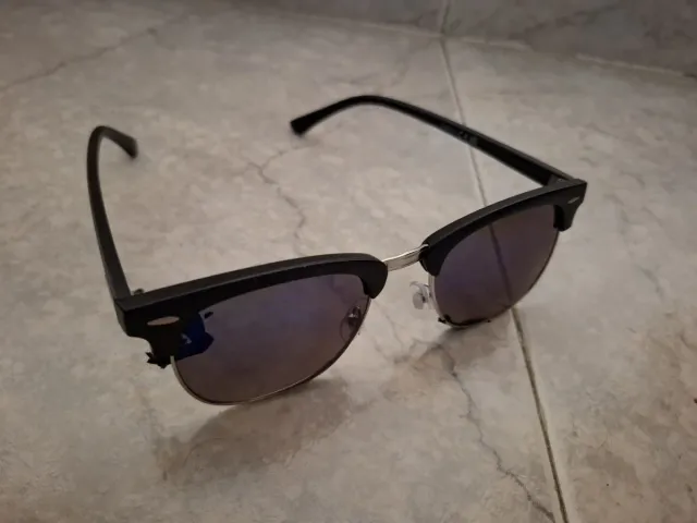 Gafas de sol negras y azules