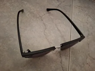 Gafas de sol negras y azules