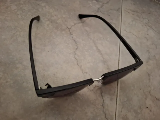 Gafas de sol negras y azules