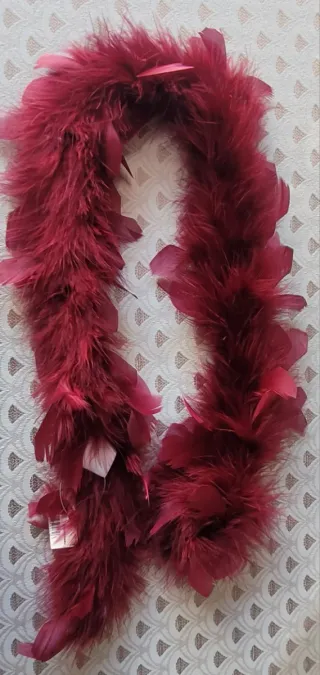 Bufanda de plumas burdeos