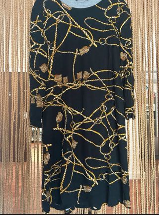 Vestido negro con estampado de cadenas