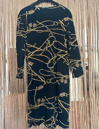 Vestido negro con estampado de cadenas