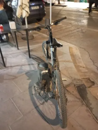 Bicicleta de montaña negra en buen estado