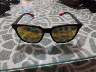 Gafas de sol polarizadas negras y rojas