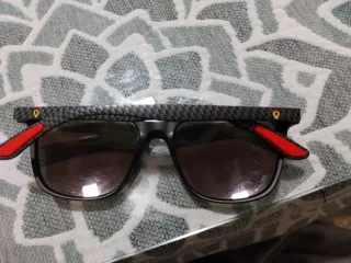 Gafas de sol polarizadas negras y rojas