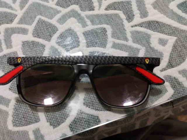 Gafas de sol polarizadas negras y rojas