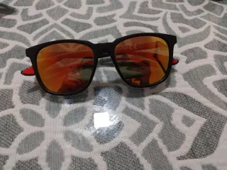 Gafas de sol polarizadas negras y rojas