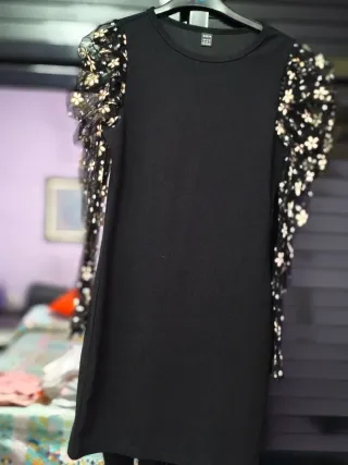 Vestido negro con mangas florales