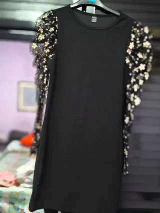 Vestido negro con mangas florales