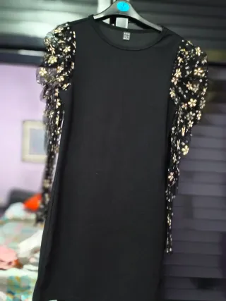 Vestido negro con mangas florales
