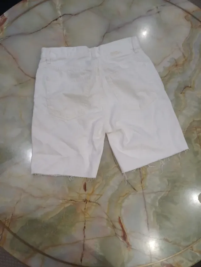 Pantalón corto blanco roto
