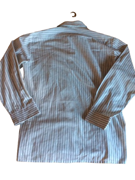 Camisa de rayas azul y blanca