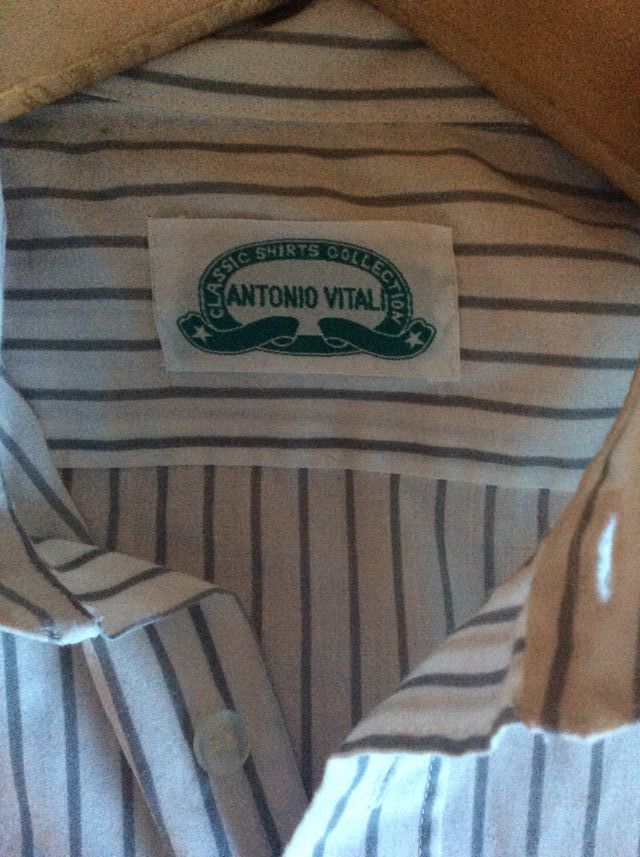 Camisa de rayas azul y blanca