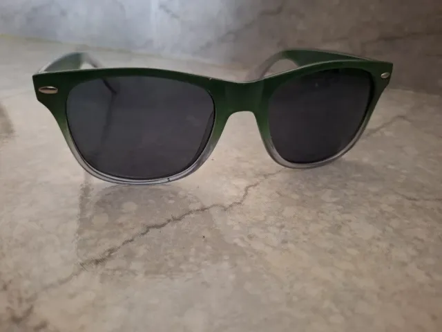 Gafas de sol verdes y grises