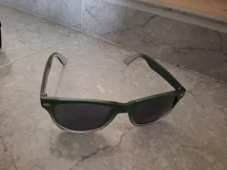 Gafas de sol verdes y grises