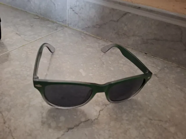 Gafas de sol verdes y grises