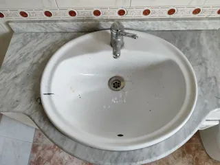 Mueble de baño blanco y negro