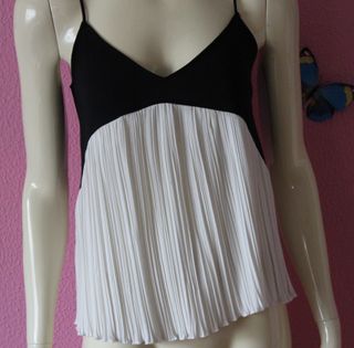 Top Zara plisado negro y blanco