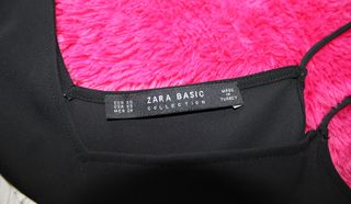 Top Zara plisado negro y blanco