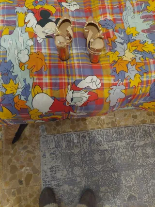 Zapatos de fiesta dorados tacón