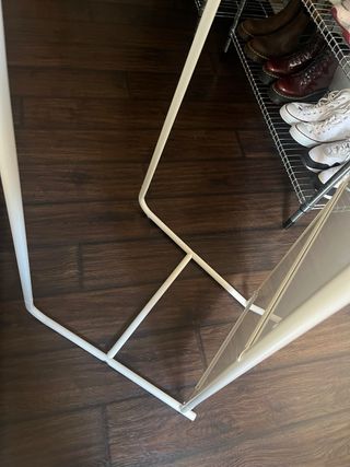 Espejo Ikea con perchero blanco