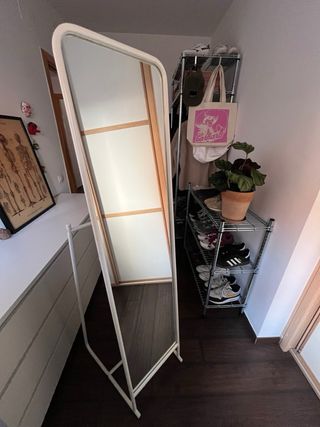 Espejo Ikea con perchero blanco