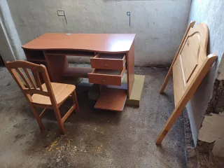 Cabecero de cama de madera  Escritorio y silla